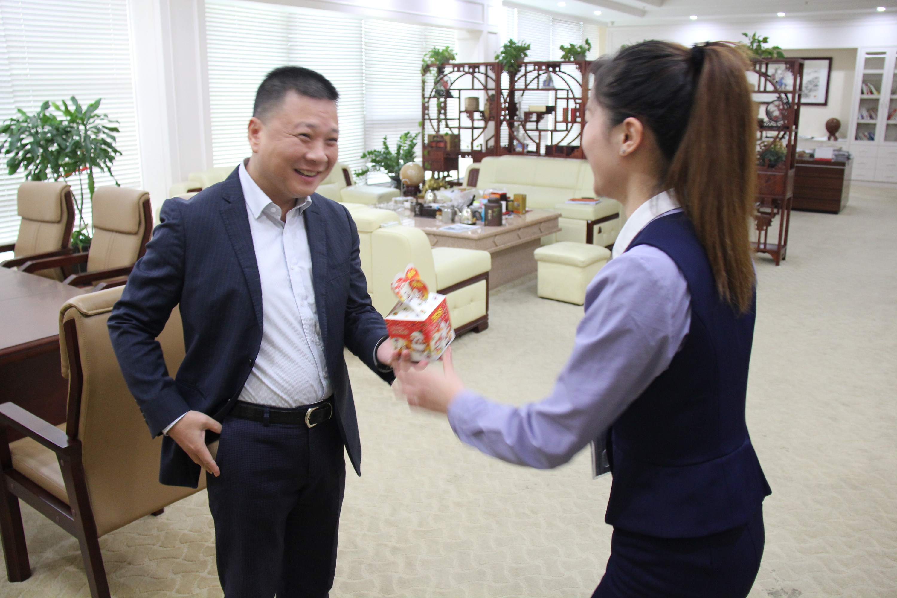 圣悅詩(shī)國(guó)際輕奢美妝為公司員工送平安祝福！
